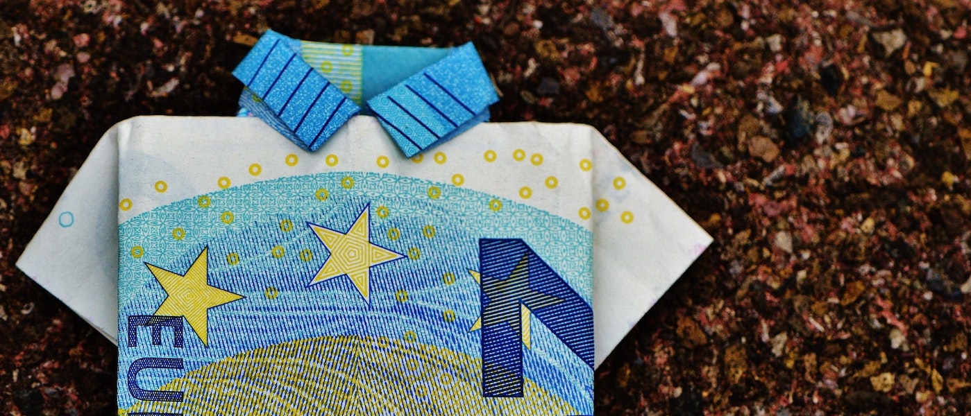 Foto: 20-Euro-Schein liegt gefaltet zu einem Shirt auf dem Boden